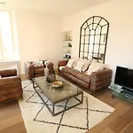 Beautiful 3 Bedroom Carlton Canada 403